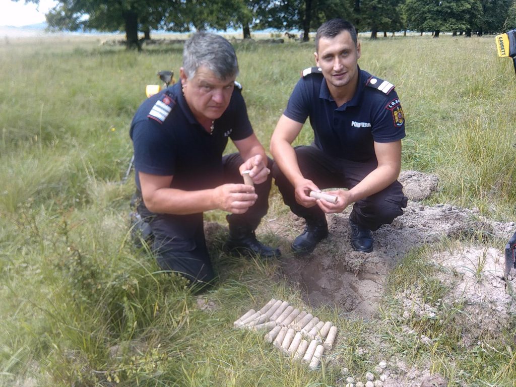 Echipa pirotehnica  I.S.U. Bistrița-Năsăud, Plt. Adj. Nicolae Costin și Sg. Maj. Ureche Florinel.