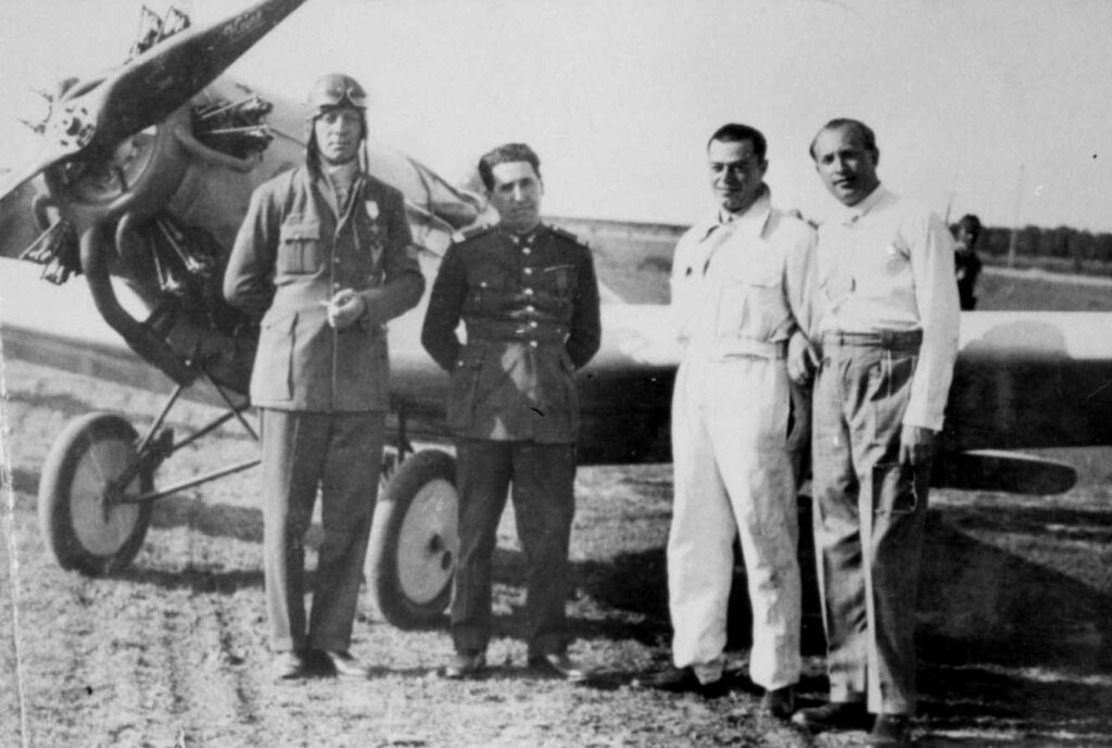 Plutonier aviator Waldemar Keller ,primul din dreapta