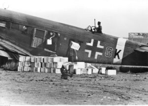 Zaopatrzenie_wojsk_niemieckich_walczących_na_froncie_w_Afryce_Północnej_(2-2056)